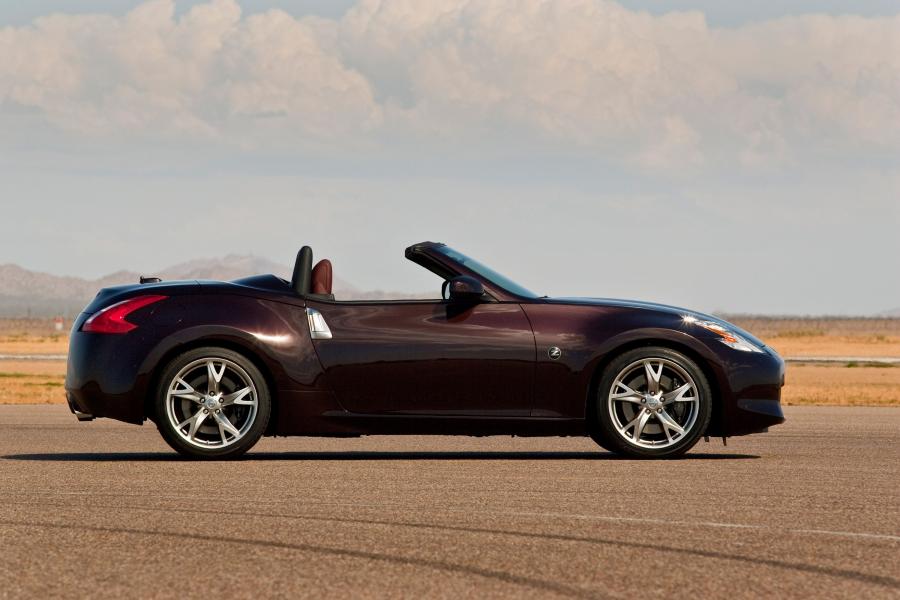 Nissan 370Z Roadster 2010 года  (фото 16 из 21)